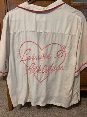Leisure & Athletics Women's Cream Button-Down Shirt with Pink Trim